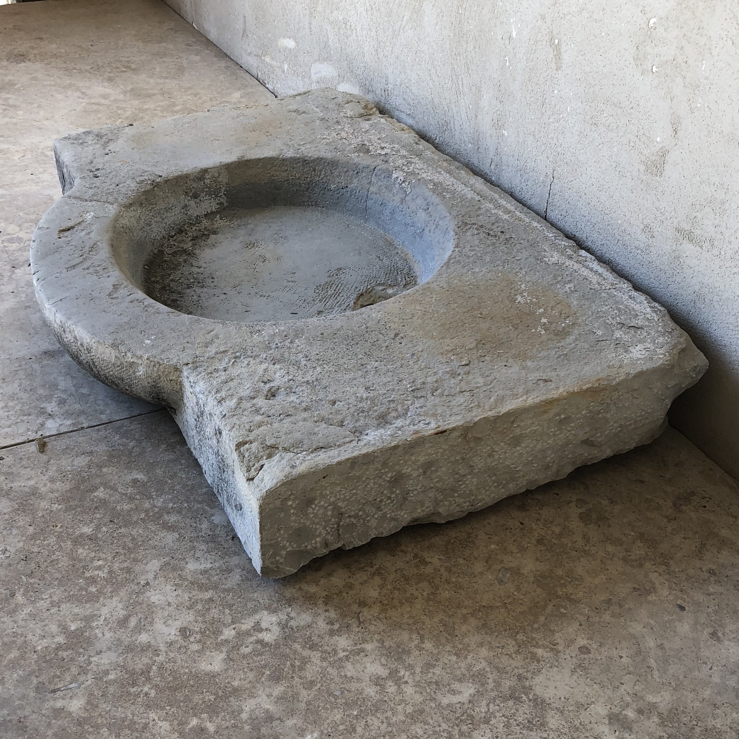 Reclaimed stone sink from Bages, Aude a Commune in France - image 4